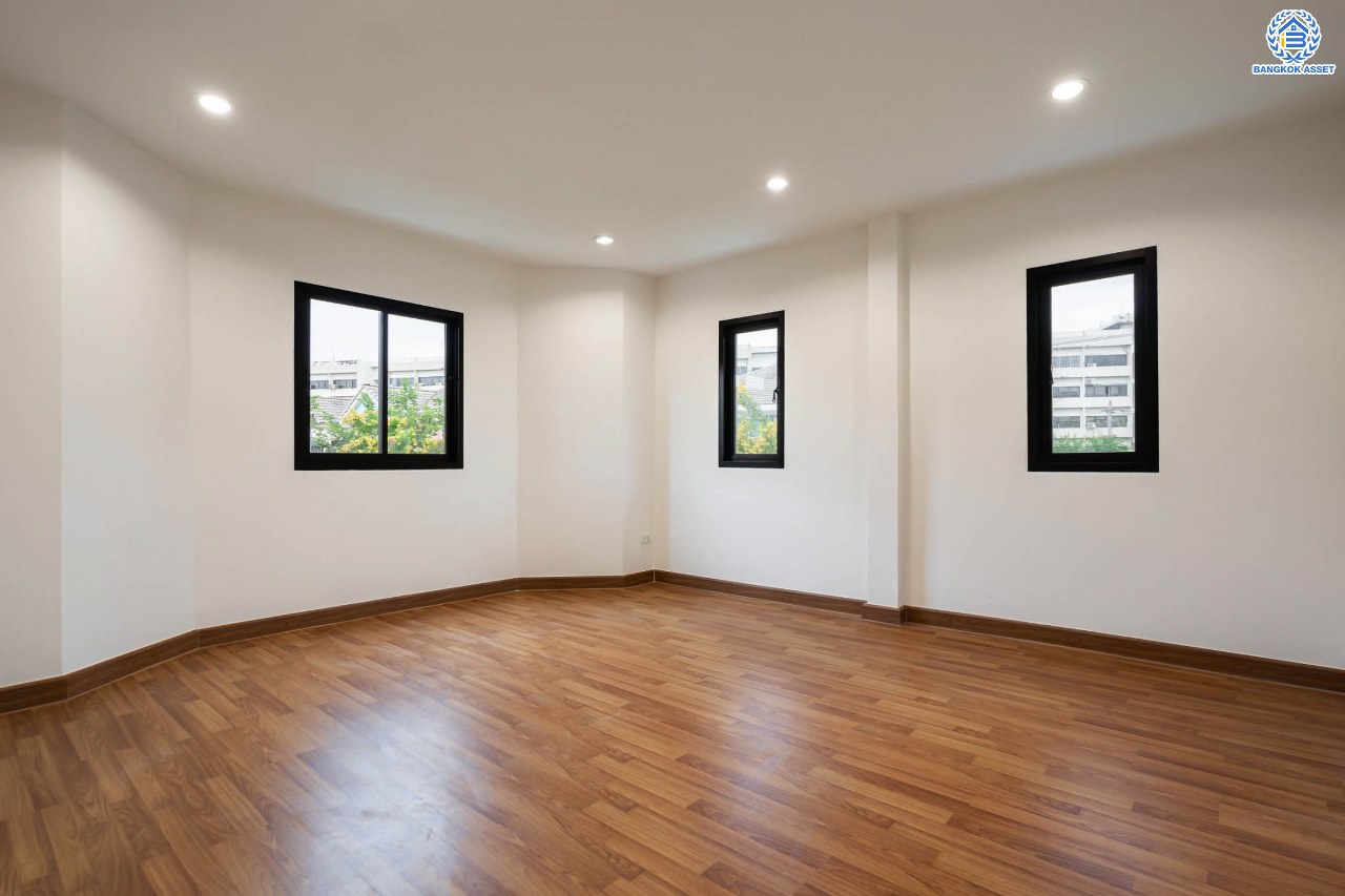 บ้านมือสองตกแต่งใหม่ ม.สัณห์ติสุข สรงประภา บ้านแฝดหลังมุม เนื้อที่ถึง 51.8 ตร.ว. ฟังก์ชัน 3 ห้องนอน 2 ห้องน้ำ 1 ห้องอเนกประสงค์ จอดรถได้ 2 คัน บนทำเลศักยภาพ เชื่อมต่อหลายเส้นทาง ใกล้ทางด่วน "ศรีรัช" และโรบินสัน ศรีสมาน